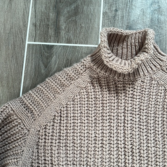 Cropped Sweater - Picture 2 of 4